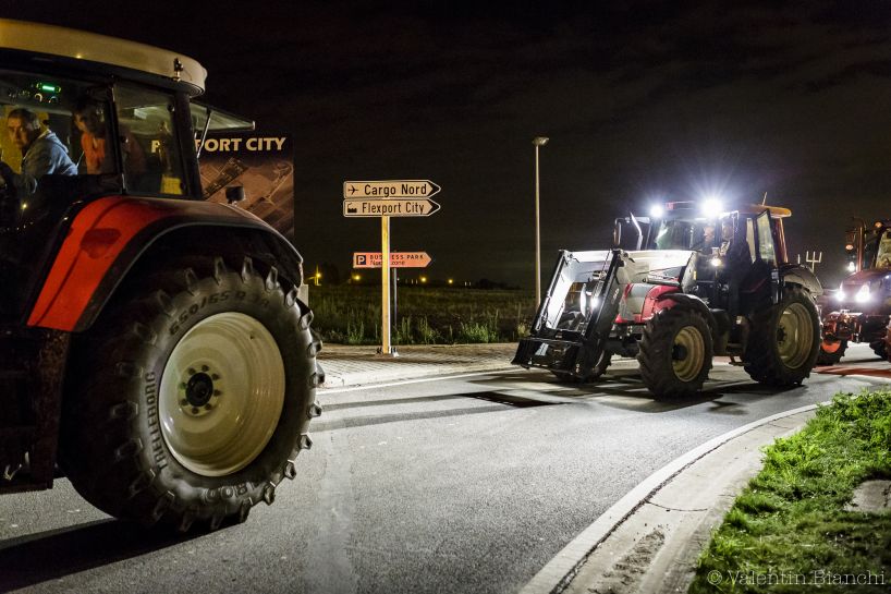 Tractors block the access to the Liège airport during a protest by dairy farmers against the low price of milk, Liège, Belgium. August 18th 2015 - © Valentin Bianchi