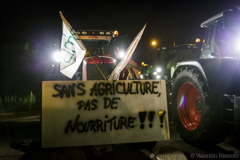 A tractor blocks the access to the Liège airport bearing a sign that reads 'No Agriculture, no Food' during a protest by dairy farmers against the low price of milk, Liège, Belgium. August 18th 2015 - © Valentin Bianchi