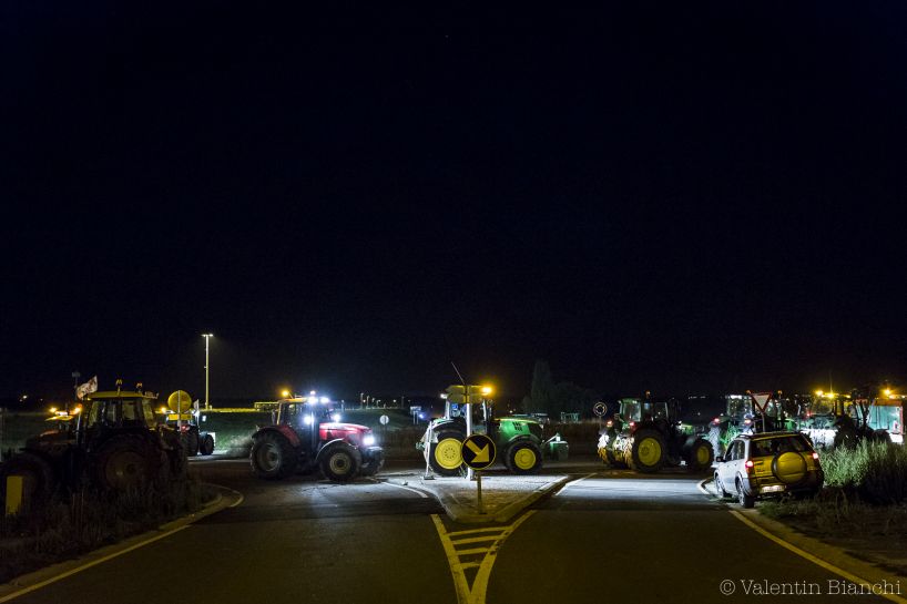 Tractors block the access to the Liège airport during a protest by dairy farmers against the low price of milk, Liège, Belgium. August 18th 2015 - © Valentin Bianchi