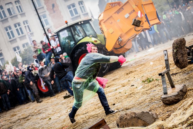 Some farmers, angry and frustrated by the lack of reaction of the European Commission provoke the policemen by throwing stones on Schuman's roundabout in Brussels, Belgium. September 7th, 2015. © Valentin Bianchi