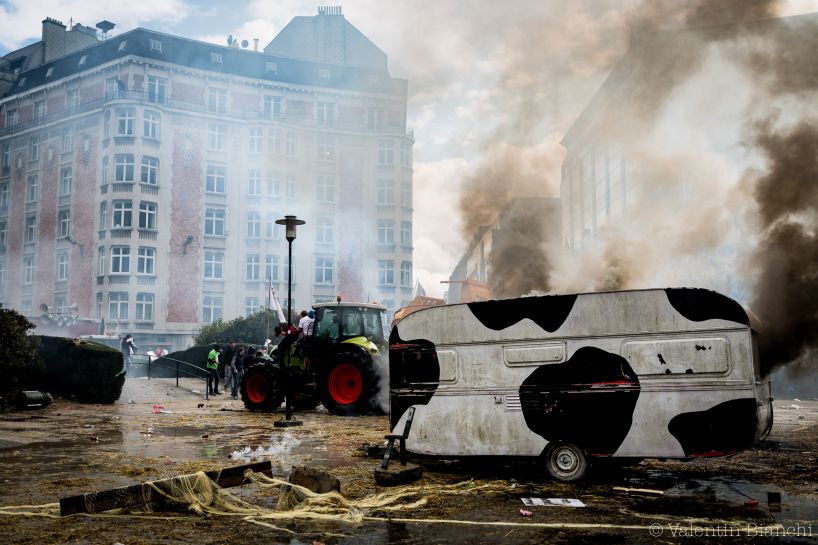 At the end of the protest, the stigma clashes between farmers and police forces are many. Here, a caravan abandoned by protesters on the Schuman roundabout in Brussels, Belgium. September 7h, 2015. © Valentin Bianchi